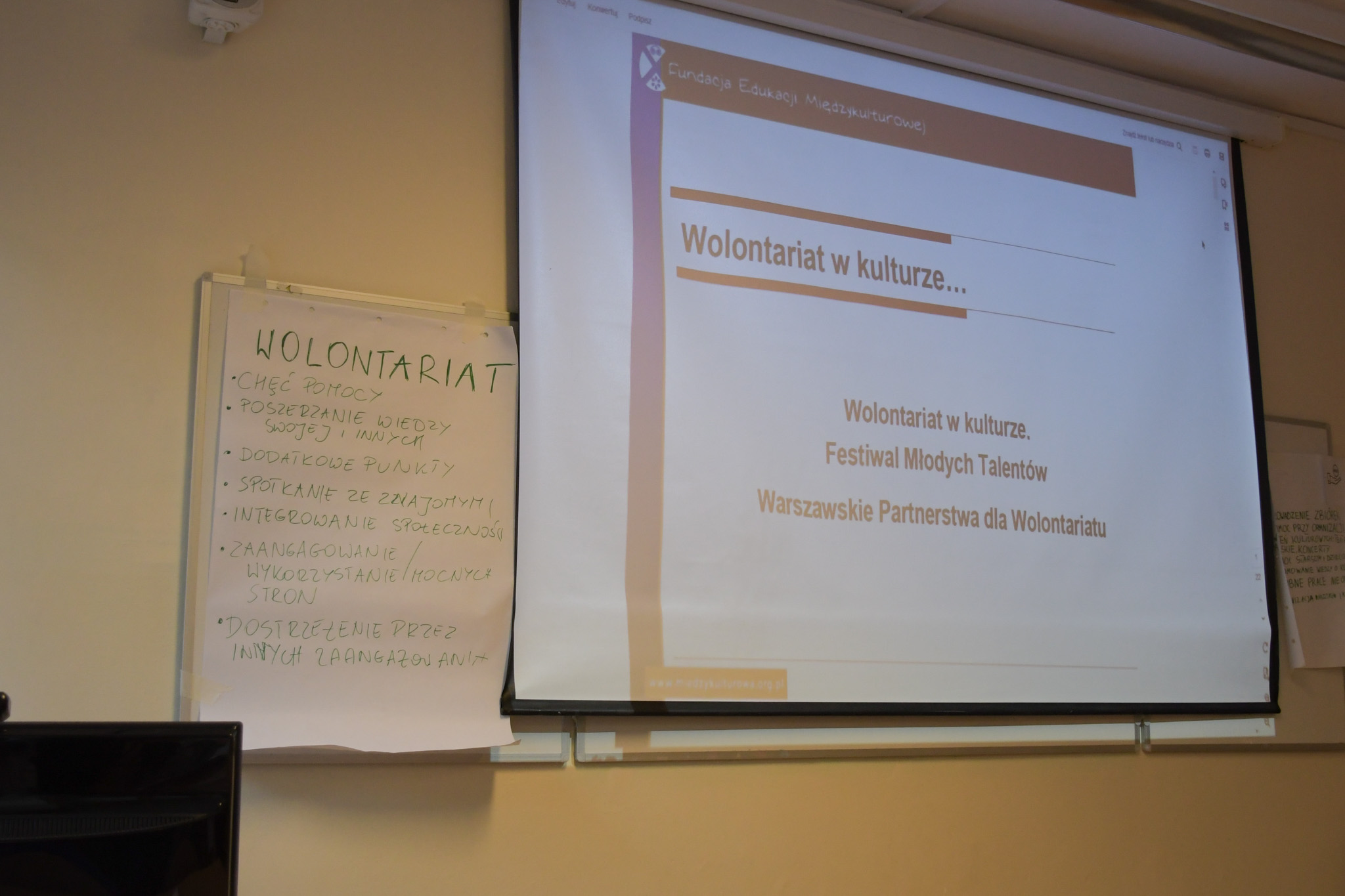 Slajd na napisem "Wolontariat w kulturze. Festiwal Młodych Talentów. Warszawskie Partnerstwa dla Wolontariatu.