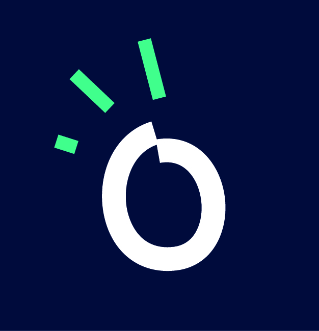 Biało-seledynowe logo - litera O z trzema dekoracyjnymi kreskami u góry, granatowe tło