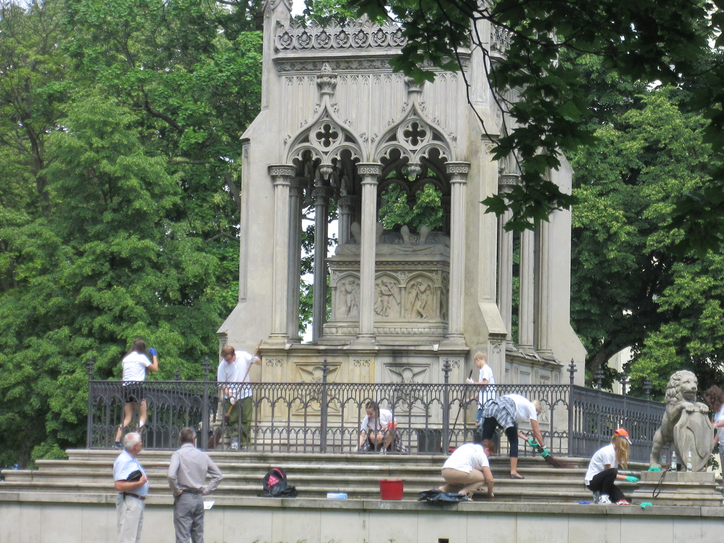 Wolontariusze zajmujących się czyszczeniem Mauzoleum Potockich w Wilanowie